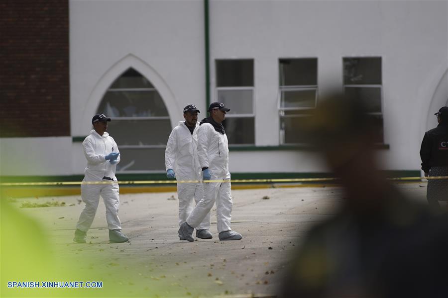 BOGOTA, enero 17, 2019 (Xinhua) -- Integrantes del personal forense trabajan en el lugar donde se registró una explosión en el estacionamiento de la Escuela de Cadetes de Policía General Santander, en el sur de Bogotá, capital de Colombia, el 17 de enero de 2019. Aumentó a ocho el número de muertos y a más de 40 el de los heridos tras la detonación de un coche bomba en la Escuela de Cadetes de Policía General Santander, en la zona sur de Bogotá, Colombia, registrada el jueves. El alcalde de la capital colombiana, Enrique Pe?alosa, reportó que desconocidos ingresaron un coche bomba al sitio y que la onda explosiva destruyó varias fachadas. (Xinhua/Jhon Paz)