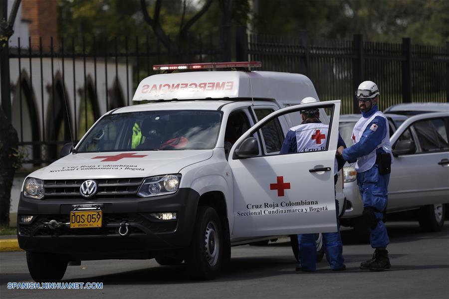 BOGOTA, enero 17, 2019 (Xinhua) -- Imagen proveída por COLPRENSA de personal de la Cruz Roja Colombiana acudiendo al lugar donde se registró una explosión en el estacionamiento de la Escuela de Cadetes de Policía General Santander, en el sur de Bogotá, capital de Colombia, el 17 de enero de 2019. Aumentó a ocho el número de muertos y a más de 40 el de los heridos tras la detonación de un coche bomba en la Escuela de Cadetes de Policía General Santander, en la zona sur de Bogotá, Colombia, registrada el jueves. El alcalde de la capital colombiana, Enrique Pe?alosa, reportó que desconocidos ingresaron un coche bomba al sitio y que la onda explosiva destruyó varias fachadas. (Xinhua/Sergio Acero/COLPRENSA)