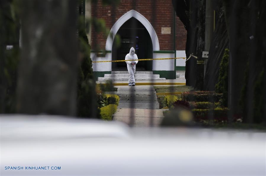 BOGOTA, enero 17, 2019 (Xinhua) -- Imagen proveída por COLPRENSA de un integrante del personal forense trabajando en el lugar donde se registró una explosión en el estacionamiento de la Escuela de Cadetes de Policía General Santander, en el sur de Bogotá, capital de Colombia, el 17 de enero de 2019. Aumentó a ocho el número de muertos y a más de 40 el de los heridos tras la detonación de un coche bomba en la Escuela de Cadetes de Policía General Santander, en la zona sur de Bogotá, Colombia, registrada el jueves. El alcalde de la capital colombiana, Enrique Pe?alosa, reportó que desconocidos ingresaron un coche bomba al sitio y que la onda explosiva destruyó varias fachadas. (Xinhua/Sergio Acero/COLPRENSA)