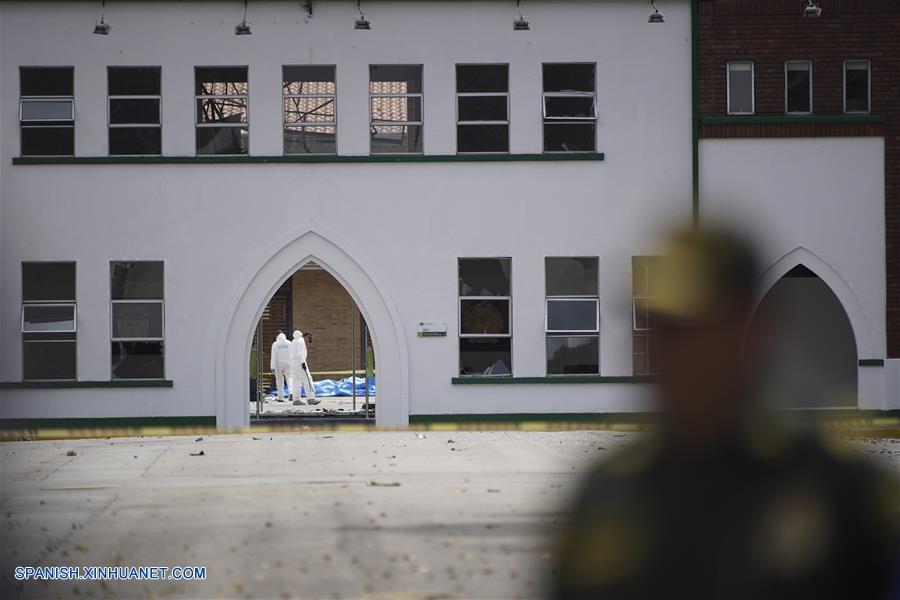 BOGOTA, enero 17, 2019 (Xinhua) -- Un integrante del personal forense trabaja en el lugar donde se registró una explosión en el estacionamiento de la Escuela de Cadetes de Policía General Santander, en el sur de Bogotá, capital de Colombia, el 17 de enero de 2019. Aumentó a ocho el número de muertos y a más de 40 el de los heridos tras la detonación de un coche bomba en la Escuela de Cadetes de Policía General Santander, en la zona sur de Bogotá, Colombia, registrada el jueves. El alcalde de la capital colombiana, Enrique Pe?alosa, reportó que desconocidos ingresaron un coche bomba al sitio y que la onda explosiva destruyó varias fachadas. (Xinhua/Jhon Paz)