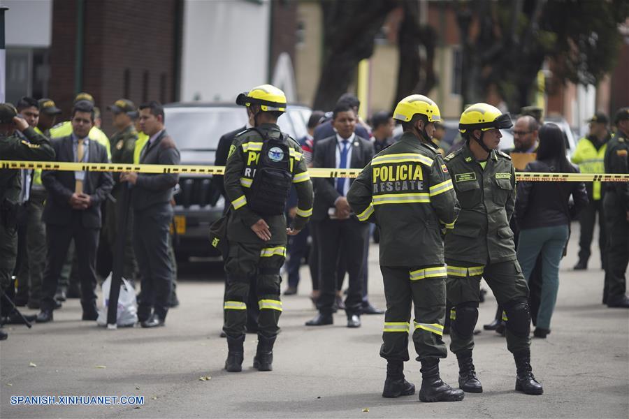 BOGOTA, enero 17, 2019 (Xinhua) -- Policías trabajan en el lugar donde se registró una explosión en el estacionamiento de la Escuela de Cadetes de Policía General Santander, en el sur de Bogotá, capital de Colombia, el 17 de enero de 2019. Aumentó a ocho el número de muertos y a más de 40 el de los heridos tras la detonación de un coche bomba en la Escuela de Cadetes de Policía General Santander, en la zona sur de Bogotá, Colombia, registrada el jueves. El alcalde de la capital colombiana, Enrique Pe?alosa, reportó que desconocidos ingresaron un coche bomba al sitio y que la onda explosiva destruyó varias fachadas. (Xinhua/Jhon Paz)