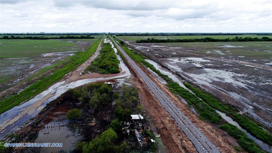 SALTA, enero 17, 2019 (Xinhua) -- Imagen del 16 de enero de 2019 tomada con un dron de la vía férrea renovada de un ramal de la línea de ferrocarril Belgrano Cargas, en Salta, Argentina. La línea Belgrano Cargas, uno de los ramales estratégicos del sistema ferroviario argentino por su conexión con la región agroexportadora, ya cuenta con la renovación de 580 kilómetros de vías tras más de dos a?os de trabajo conjunto entre China y Argentina. El proyecto de renovación de vías del tren de Belgrano, así como la adquisición de nuevas locomotoras y vagones de fabricación china, constituye uno de los pilares de la estatal Trenes Argentinos, mediante la cooperación, financiamiento y provisión de equipos por parte de la empresa China Machinery Engineering Corporation. (Xinhua/Ezequiel Putruele)