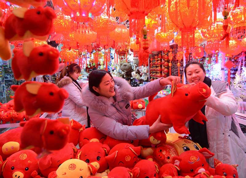 En un centro comercial de Jinzhou, provincia de Liaoning, los consumidores seleccionan productos para el próximo Festival de la Primavera, que este a?o se celebrará el 5 de febrero. (Fotos: Li Tiecheng/ China Daily)