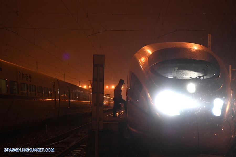 Conductores de tren bala reciben tareas de maniobra por noche durante la temporada alta de viajes del Festival de Primavera