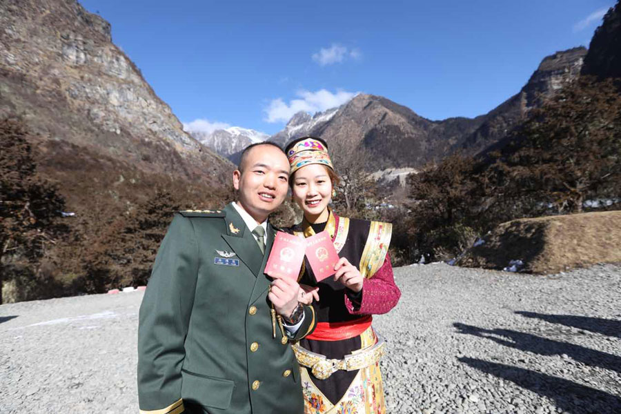 Wang Mei, 23 a?os, de Chongqing, suroeste de China, visita a su esposo, Zhang Jinyuan, 30 a?os, en un puesto fronterizo en Yumai, región autónoma del Tíbet, a principios de enero de 2019. [Foto proporcionada a chinadaily.com.cn]