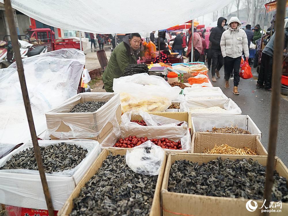 Puesto de verduras y hongos secos. (Reportero Huangfu Wanli)