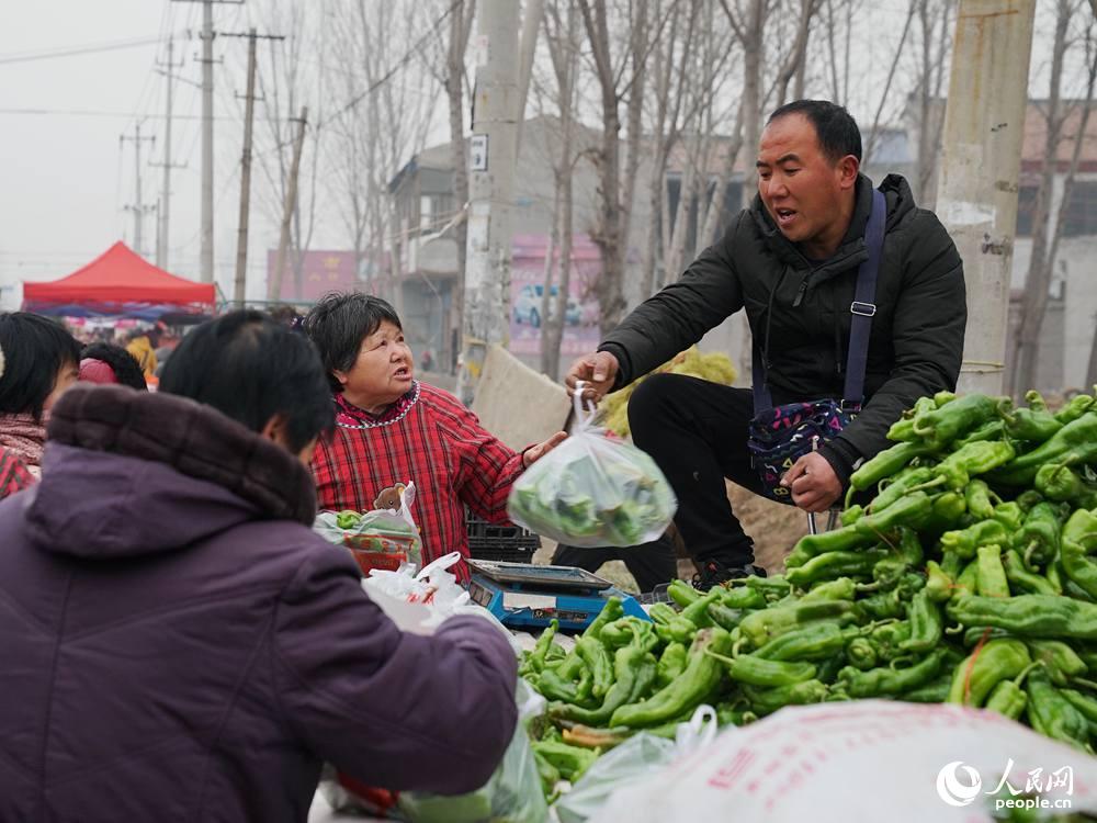 Los vendedores atraen a compradores y venden sus productos a voces. (Reportero Huangfu Wanli)