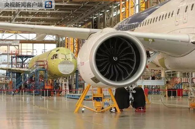 Tres aviones de pasajeros C919 en Shanghai