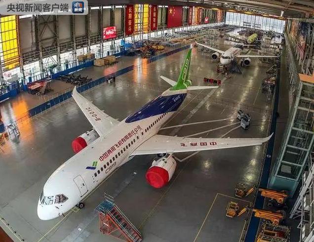 Tres aviones de pasajeros C919 en Shanghai