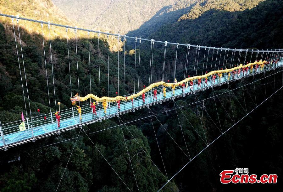 Danza del dragón sobre un puente de vidrio a 200 metros de altura