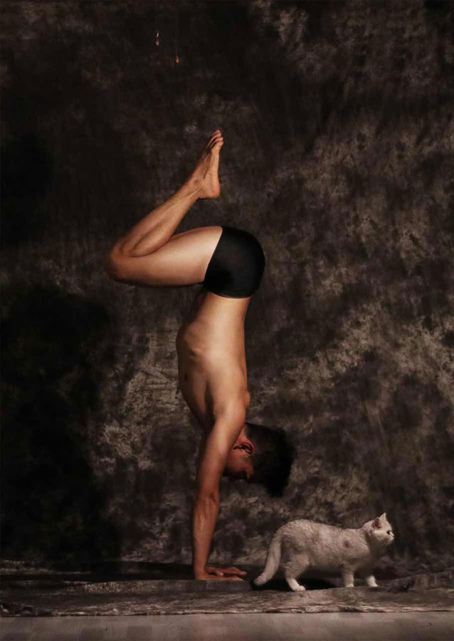 Ran Guowei, de 29 a?os, sorprende a muchos con sus posiciones de yoga que combinan fuerza, elegancia y flexibilidad. [Foto provista a chinadaily.com.cn]