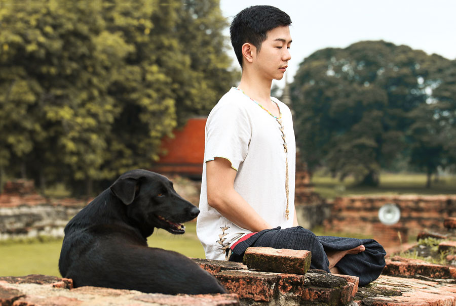 Ran Guowei, de 29 a?os, sorprende a muchos con sus posiciones de yoga que combinan fuerza, elegancia y flexibilidad. [Foto provista a chinadaily.com.cn]