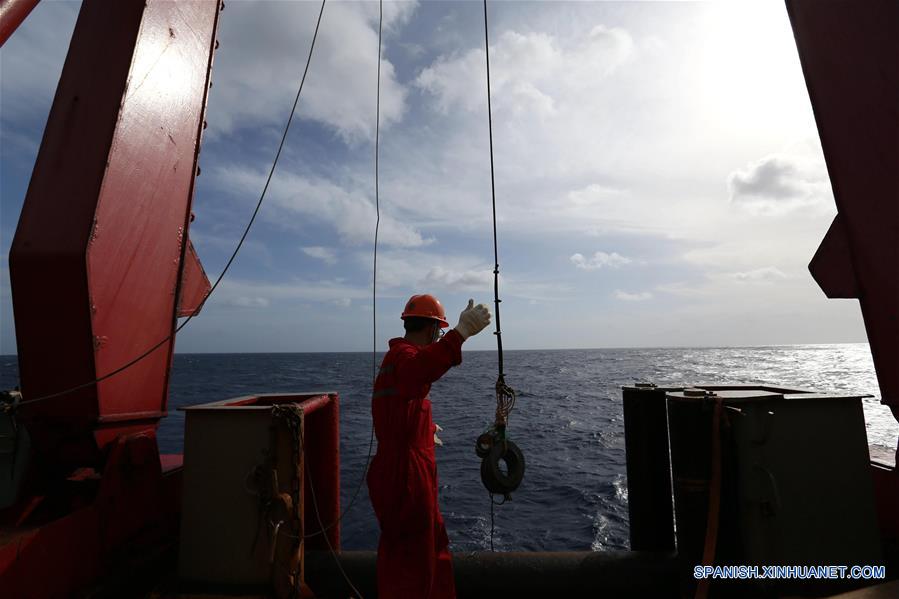 Rompehielos de investigación chino Xuelong cruza el ecuador