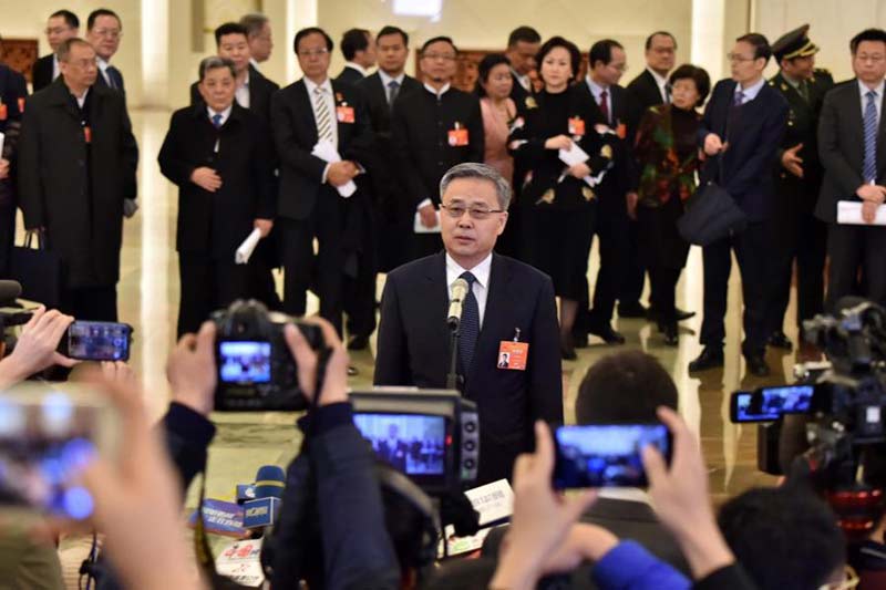 Después de la inauguración de la segunda sesión de la XIII Asamblea Popular Nacional (APN), Guo Shuqing, jefe de la Comisión Reguladora de Seguros y Bancos de China responde las preguntas planteadas por la prensa, el 5 de marzo de 2019. Foto: Pueblo en Línea