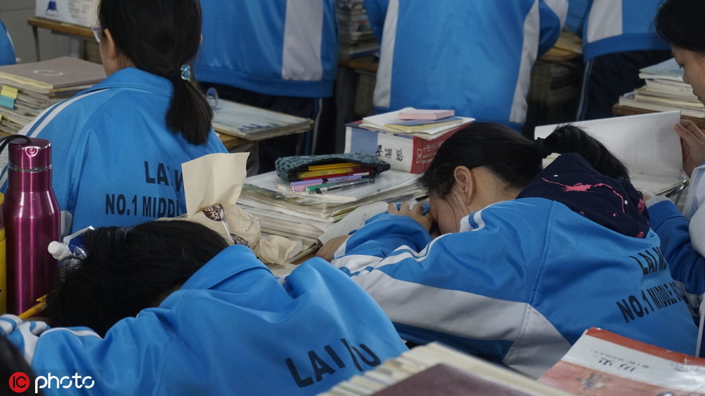 Estudiantes duermen la siesta en el aula, provincia de Anhui, 6 de mayo del 2014. [Foto: IC]