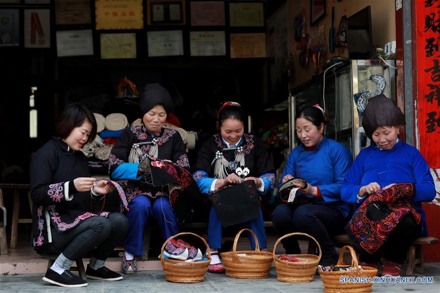 Bordado del grupo étnico Dong en Guizhou