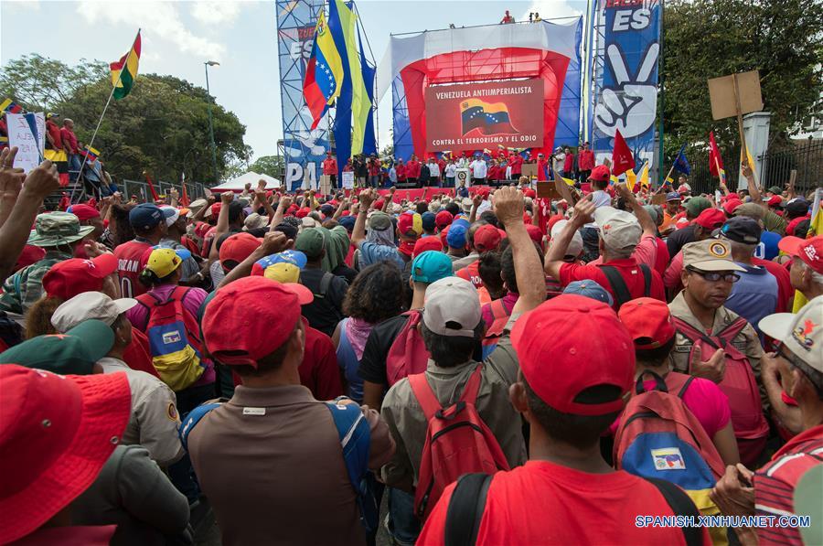 Personas participan en una marcha en apoyo al presidente de Venezuela, Nicolás Maduro, en Caracas, Venezuela, el 23 de marzo de 2019. El presidente venezolano, Nicolás Maduro, anunció el sábado durante un acto en Caracas la captura de un "poderoso jefe paramilitar colombiano" en el estado de Carabobo (centro-norte). (Xinhua/Marcos Salgado)