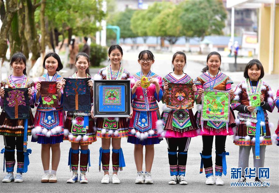 Chicas de la etnia Miao hacen realidad sus sue?os de ir a la escuela 