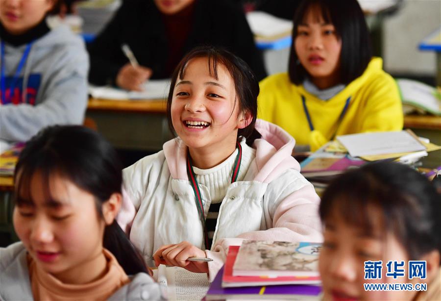 Chicas de la etnia Miao hacen realidad sus sue?os de ir a la escuela 