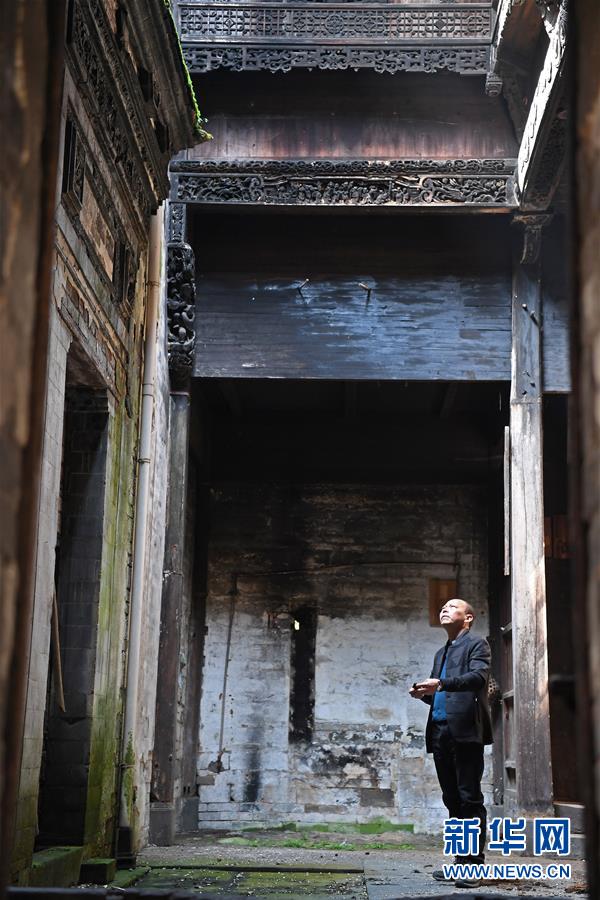 Yu Youhong revisa un edificio en la aldea Wangkou, Wuyuan, provincia de Jiangxi, 19 de marzo del 2019. (Foto: Xinhua)