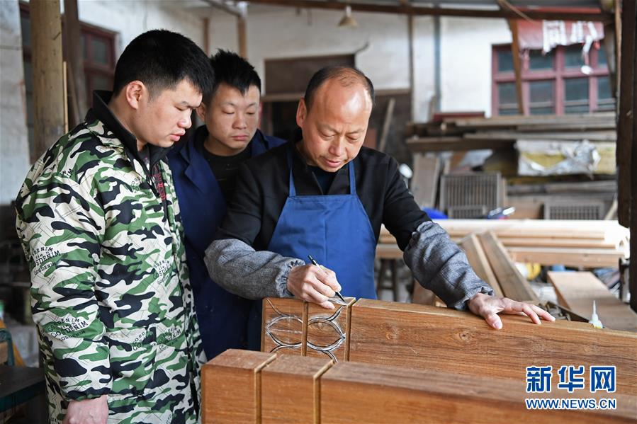 Yu Youhong ense?a a sus aprendices, 19 de marzo del2019. (Foto: Xinhua)