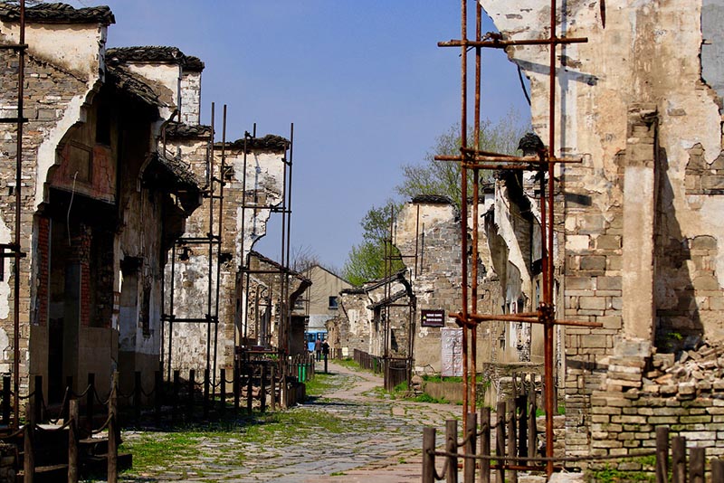 Una calle vieja abandonada en la isla Heyue en el río Yangtze en Tongling, provincia de Anhui, el 25 de marzo de 2019. Las residencias y tiendas fueron abandonadas después de una fuerte inundación en el área en 1998. [Foto de Zhu Lixin / chinadaily.com.cn]