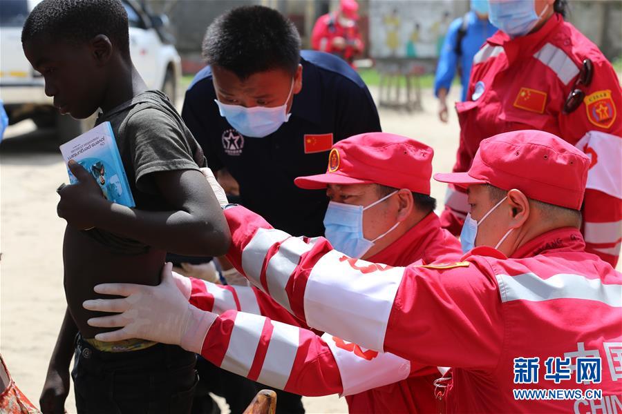 Equipo de rescate chino inicia operaciones de rescate en la zona del desastre de Mozambique