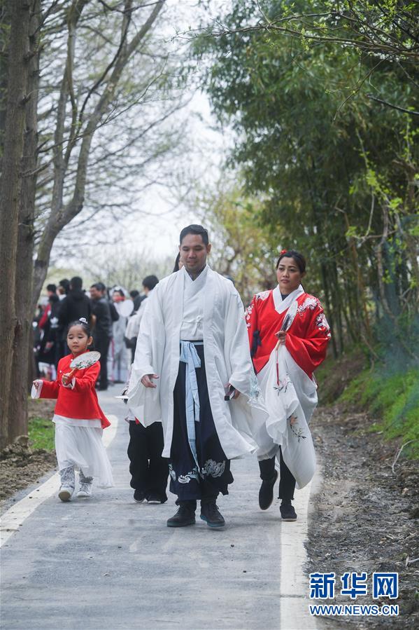 El 31 de marzo, varios extranjeros y amantes del tradicional traje Hanfu de Tongxiang disfrutaron de los hermosos paisajes de la primavera en la aldea Taoyuan.