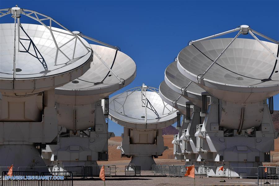 SAN PEDRO DE ATACAMA, 3 abril, 2019 (Xinhua) -- Imagen del 27 de marzo de 2019, de un científico trabajando en el Observatorio Atacama Large Millimeter Array (ALMA), en el Llano de Chajnantor, ubicada a 5,000 metros de altura sobre el llano de Chajnantor, en San Pedro de Atacama, en la Región de Antofagasta, Chile. En el desierto chileno de Atacama, el más árido del mundo y a más de 5.000 metros de altura sobre el nivel del mar se encuentra el observatorio ALMA, un conjunto de 66 antenas que transformó a Chile en los ojos de la Tierra. (Xinhua/Jorge Villegas)