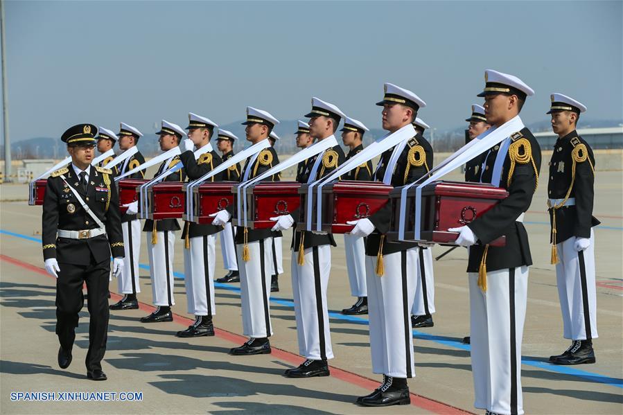 Soldados sudcoreanos trasladan los féretros que contienen los restos de los mártires de los Voluntarios del Pueblo Chino fallecidos en la Guerra de Corea (1950-1953), durante una ceremonia de transferencia llevada a cabo en el Aeropuerto Internacional de Incheon, en Incheon, República de Corea, el 3 de abril de 2019. Los restos de 10 soldados chinos fallecidos en la Guerra de Corea han sido devueltos a China el miércoles desde la República de Corea. (Xinhua/Wang Jingqiang)