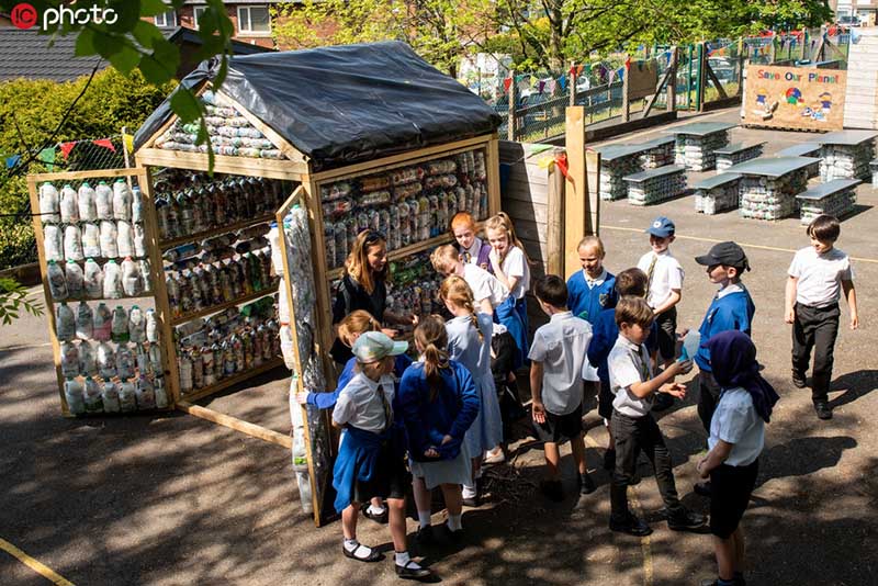 Ni?os construyen un aula reciclada con 3.000 botellas 