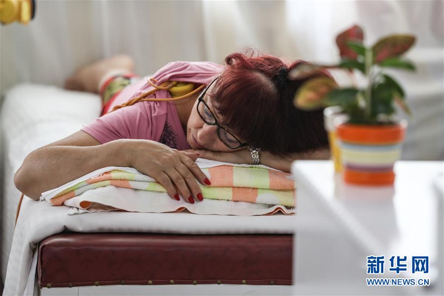 El 4 de junio, una paciente rusa se sometió a una sesión de fisioterapia en el hospital de Tanggangzi, ciudad de Anshan, provincia de Liaoning. (Foto: Pan Yulong / Xinhua)