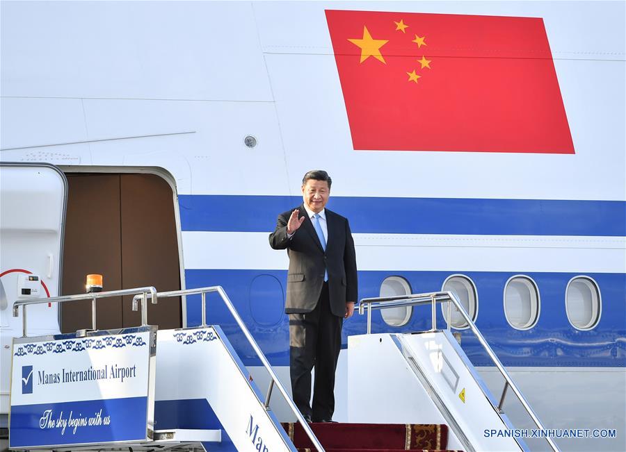 El presidente chino, Xi Jinping, desembarca del avión a su llegada en Bishkek, Kirguistán, el 12 de junio de 2019. Xi llegó el miércoles a Bishkek para realizar una visita de Estado a Kirguistán y asistir a la 19a reunión del Consejo de Jefes de Estado de la Organización de Cooperación de Shanghai (OCS). (Xinhua/Yin Bogu)