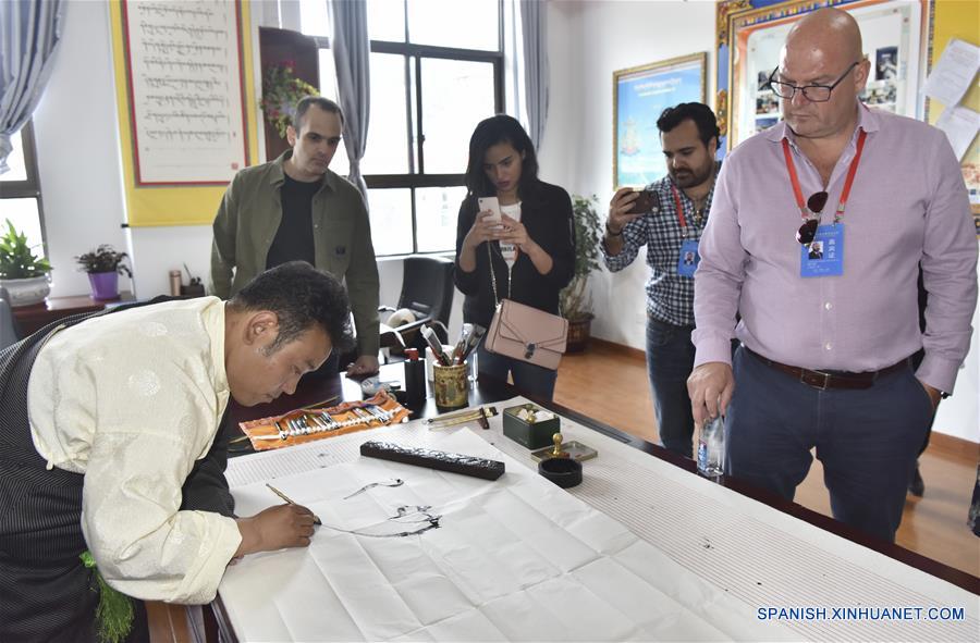 Delegados de medios de comunicación extranjeros visitan Nyingchi, Tíbet