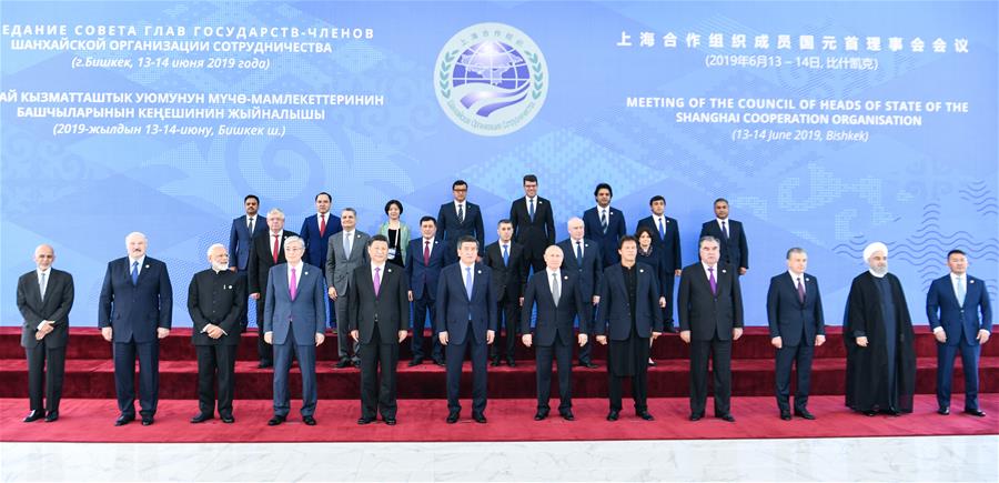  BISHKEK, 14 junio, 2019 (Xinhua) -- Líderes de países miembros y estados observadores de la Organización de Cooperación de Shanghai (OCS), así como representantes de órganos regionales e internacionales, posan para una fotografía grupal durante la 19a reunión del Consejo de Jefes de Estado de la OCS, en Bishkek, Kirguistán, el 14 de junio de 2019. El presidente chino, Xi Jinping, junto al primer ministro de India, Narendra Modi, el presidente kazajo, Kassym-Jomart Tokayev, el presidente kirguís, Sooronbay Jeenbekov, el primer ministro pakistaní, Imran Khan, el presidente ruso, Vladimir Putin, el presidente tayiko, Emomali Rahmon y el presidente usbeko, Shavkat Mirziyoyev, asistió a la reunión. Xi pronunció un importante discurso en la reunión. (Xinhua/Yin Bogu)