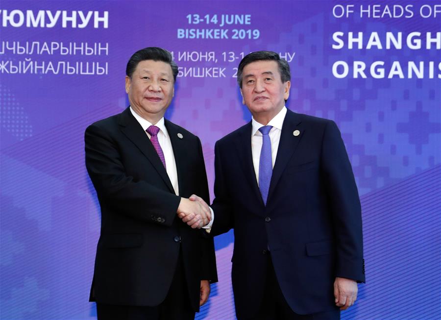 BISHKEK, 14 junio, 2019 (Xinhua) -- El presidente chino, Xi Jinping (i), es calurosamente recibido por el presidente kirguís, Sooronbay Jeenbekov, a su llegada a la 19a reunión del Consejo de Jefes de Estado de la Organización de Cooperación de Shanghai (OCS), en Bishkek, Kirguistán, el 14 de junio de 2019. Xi pronunció un importante discurso en la reunión. (Xinhua/Ding Lin)