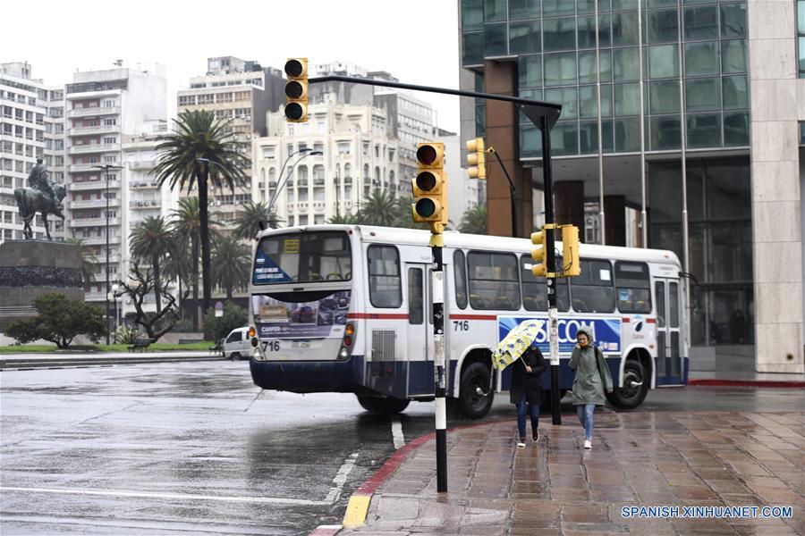 MONTEVIDEO, 16 junio, 2019 (Xinhua) -- Personas caminan junto a un semáforo que no funciona durante un corte masivo de energía, en Montevideo, capital de Uruguay, el 16 de junio de 2019. La empresa concesionaria del servicio Edesur, que abastece de energía, indicó que "una falla masiva en el sistema de interconexión eléctrica dejó sin energía a Uruguay y Argentina". (Xinhua/Nicolás Celaya)