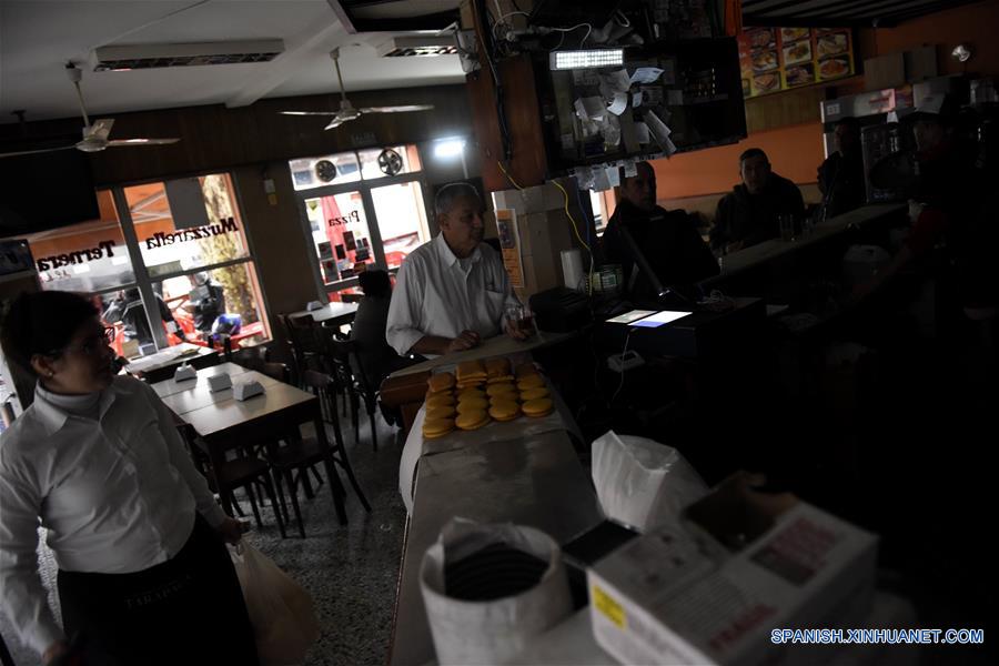 MONTEVIDEO, 16 junio, 2019 (Xinhua) -- Empleados laboran en un negocio durante un corte masivo de energía, en Montevideo, capital de Uruguay, el 16 de junio de 2019. La empresa concesionaria del servicio Edesur, que abastece de energía, indicó que "una falla masiva en el sistema de interconexión eléctrica dejó sin energía a Uruguay y Argentina". (Xinhua/Nicolás Celaya)