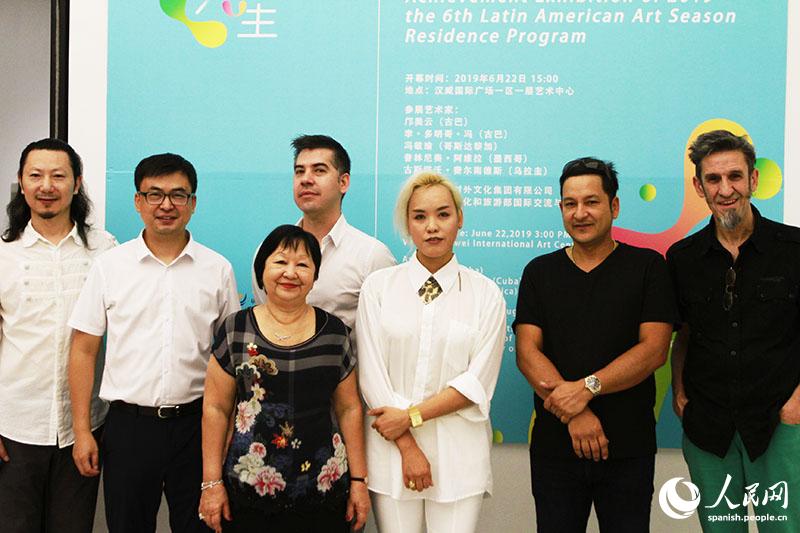 Sexta residencia artística en China, dedicada a países de América Latina y el Caribe. De izquierda a derecha: Zhang Siyong, director del Centro Hanwei de Arte Internacional; Yin Peng, director de la Tercera División del Grupo de Arte y Entretenimiento de China, y los pintores Flora Fong, Plinio ávila, Man Yu Fung, Li Domínguez Fong y Gustavo Fernández. 22 de junio del 2019. (Foto: YAC)