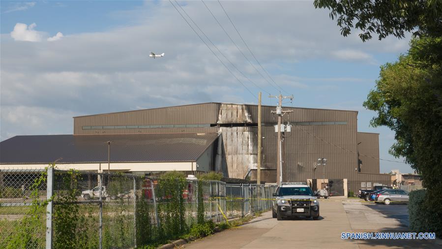 Vista de un hangar da?ado después de un accidente de un avión en el Aeropuerto de Addison, a 25 kilómetros al norte del centro de Dallas, Estados Unidos, el 1 de julio de 2019. Diez personas murieron luego de que un peque?o avión se estrelló la ma?ana del lunes cerca de Dallas, Texas. El avión bimotor acababa de despegar cuando se estrelló en el hangar. El incendio destruyó el avión. (Xinhua/Dan Tian)