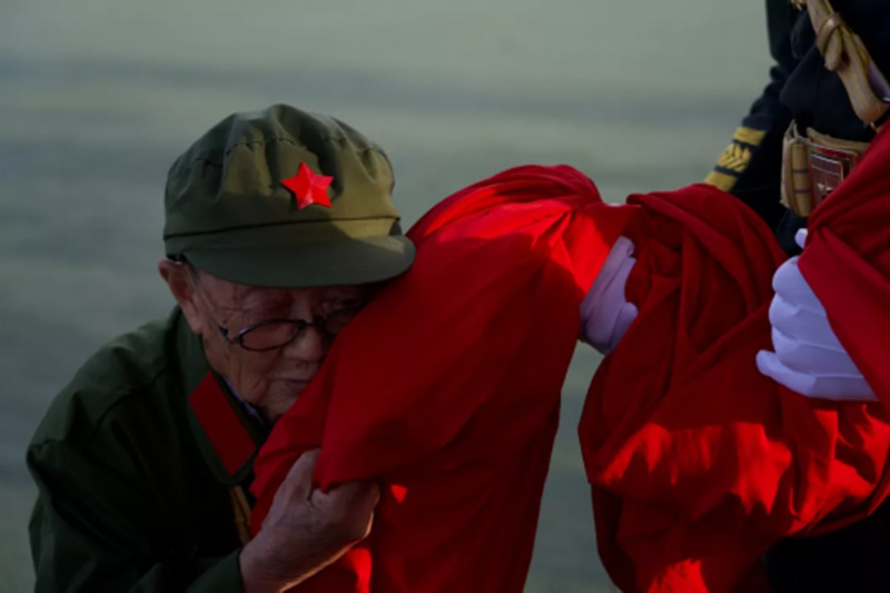 El beso emocionante de un veterano de 94 a?os en Tiananmen