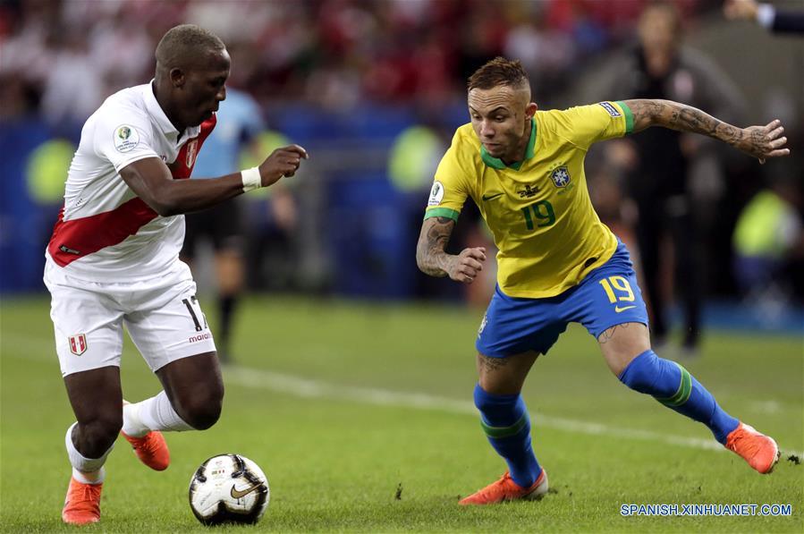 RIO DE JANEIRO, 7 julio, 2019 (Xinhua) -- El jugador Everton (d), de Brasil, disputa el balón con Carlos Caceda (i), de Perú, durante el partido correspondiente a la final de la Copa América 2019, celebrado en el Estadio Maracaná, en Río de Janeiro, Brasil, el 7 de julio de 2019. (Xinhua/Francisco Ca?edo)