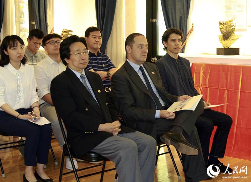 Este jueves, en el salón de actos de la embajada de Colombia en China, se presentó un nuevo sobre postal artístico, fruto de la colaboración entre ambos países, 11 de julio del 2019. (Foto: YAC)