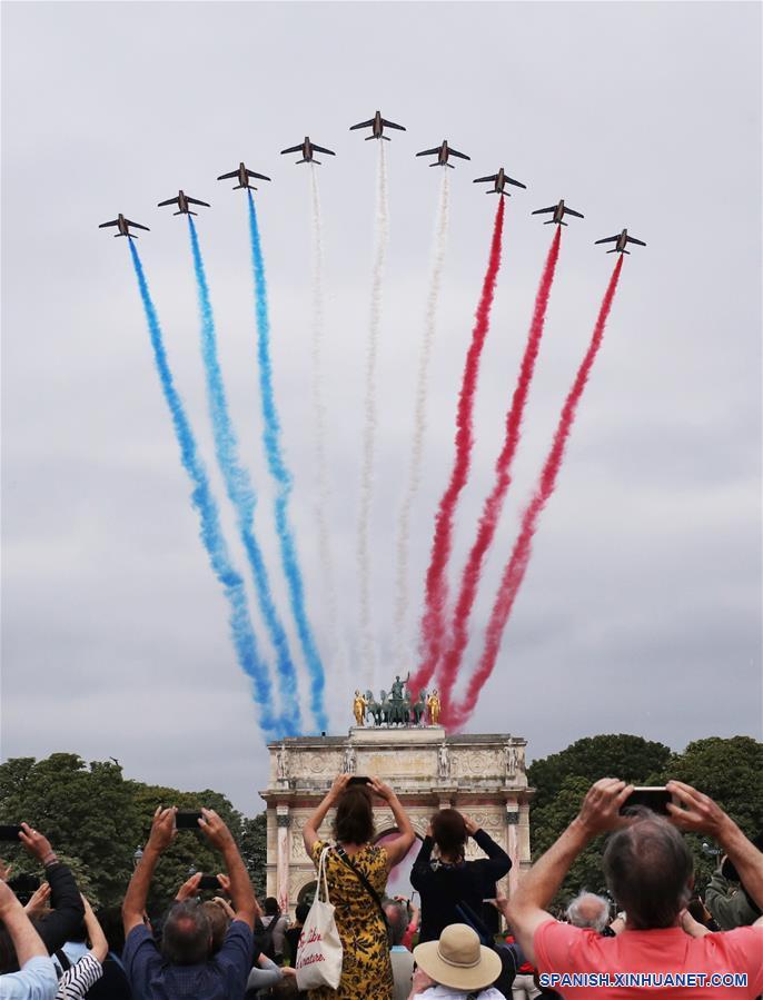 El presidente francés, Emmanuel Macron (2-d), su homólogo de Portugal, Marcelo Rebelo de Sousa (2-i), y la canciller alemana, Angela Merkel (i), asisten al desfile militar anual del Día de la Bastilla, en París, Francia, el 14 de julio de 2019. (Xinhua/Jack Chan)