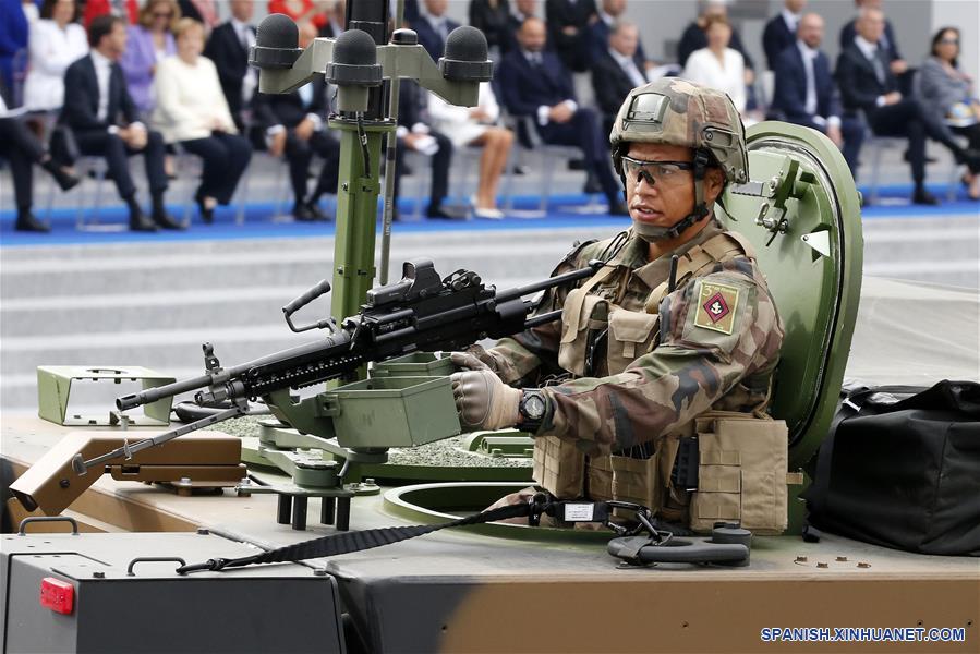 PARIS, 14 julio, 2019 (Xinhua) -- Un soldado francés participan durante el desfile militar anual del Día de la Bastilla, en París, Francia, el 14 de julio de 2019. (Xinhua/Jack Chan)