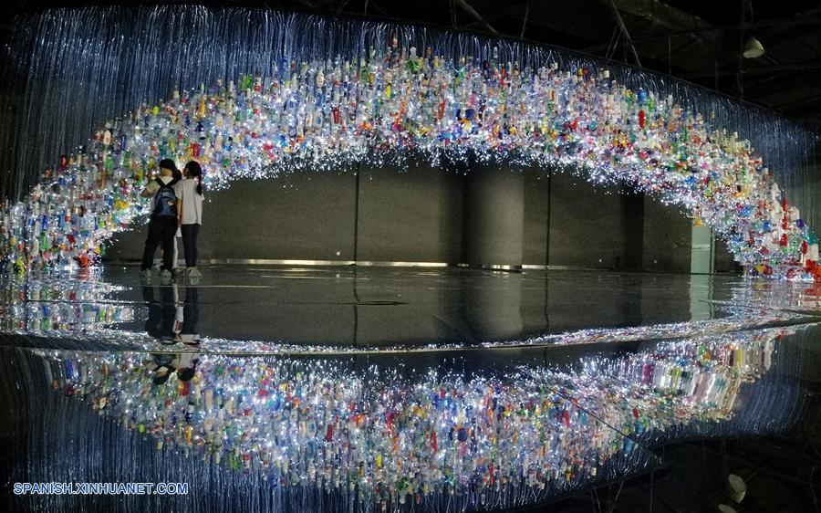 Obra de arte elaborada con productos de plástico reciclados en Shanghai