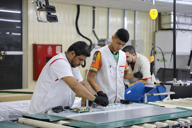 Los trabajadores de SEMP TCL ensamblan un televisor en Manaus. Foto: Li Xiaoxiao