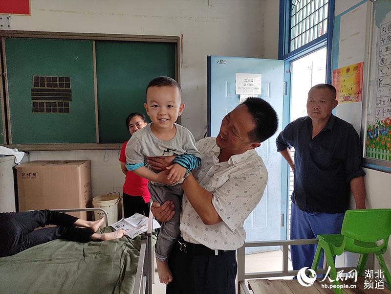 Un ni?o disfruta de su tiempo libre en centro de reubicación en Wuhan, provincia de Hubei. (Foto: Guo Tingting)