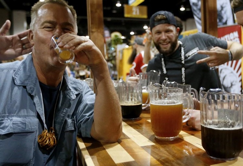 La gente asiste al Great American Beer Festival (GABF) de 2018 en Denver, Estados Unidos, el 21 de septiembre de 2018. (Xinhua / Li Ying)