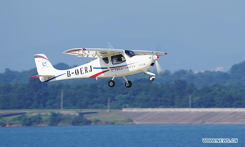 Un avión deportivo-ligero Lingyan AG50 durante su vuelo inaugural en Jingmen, provincia de Hubei, en el centro de China, el 26 de agosto de 2020. El avión deportivo-ligero de nueva generación de China Lingyan AG50 completó su vuelo inaugural el miércoles por la ma?ana en Hubei, según su desarrollador, la Corporación de la Industria de la Aviación de China dijo. (Xinhua)